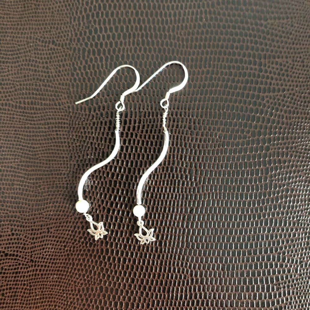 925 SS Wavy Dangle with Tiny Lotus Flower